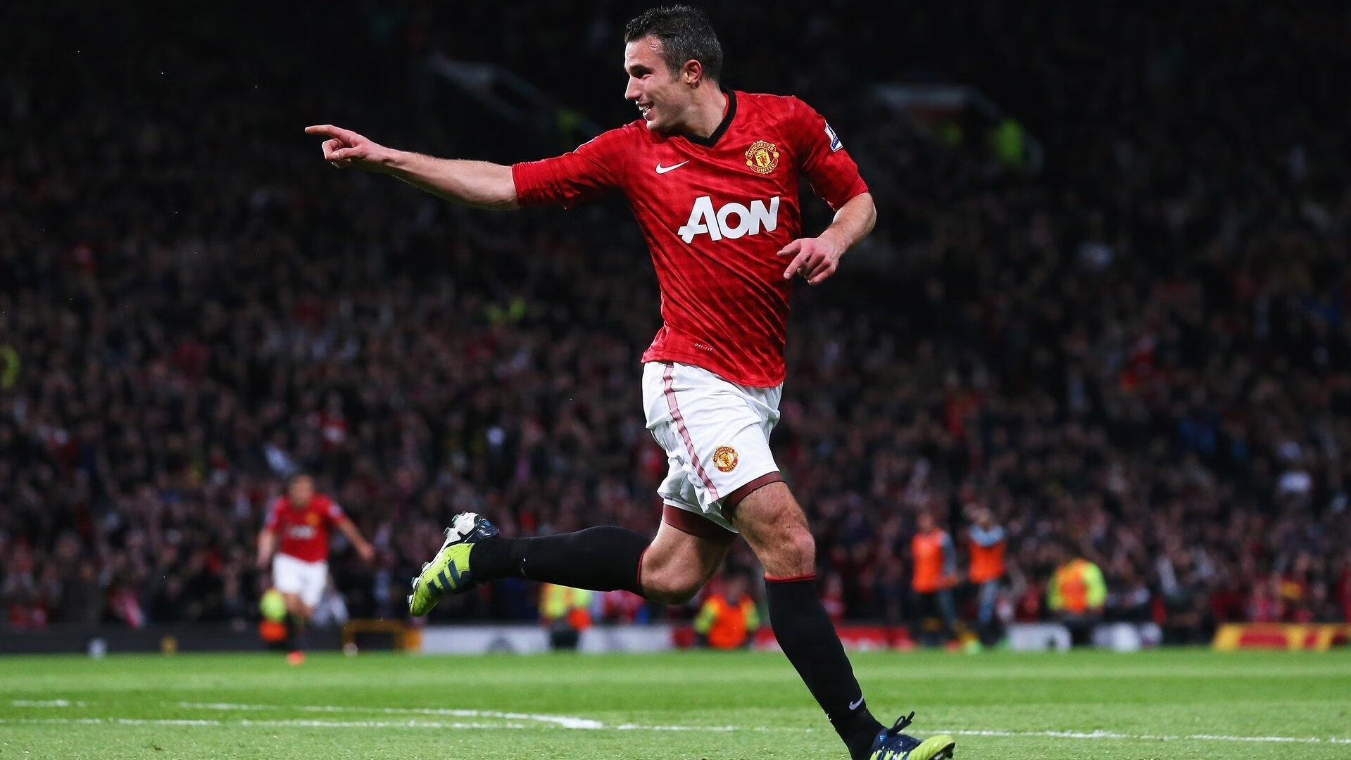 AYX体育-曼联后卫突破助攻展现多面技术能力，曼联队后卫